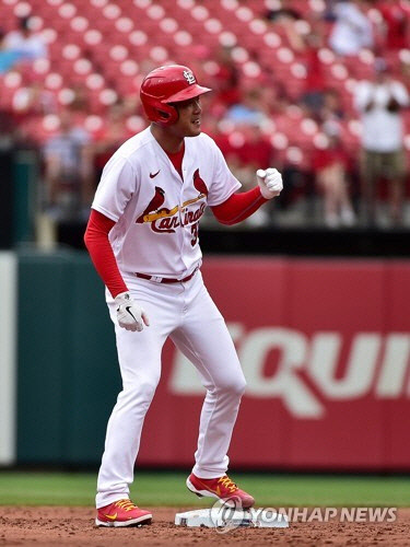 세인트루이스 카디널스 왼손 선발 김광현이 1일(한국시간) 미국 미주리주 세인트루이스 부시 스타디움에서 열린 미국 메이저리그 애리조나 다이아몬드백스와의 홈경기, 2회말 2사 1, 2루 타석에 들어서서 좌중간을 가르는 2타점 2루타를 친 뒤 기뻐하고 있다.   세인트루이스 USA투데이스포츠/로이터=연합뉴스